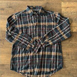 Pacific Outfitters Mens M Dark Plaid Flannel Button Up